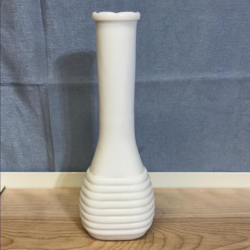 Elegant Bud Vase Wedding White Milk Glass Stylish Ribbed Base Scallop Edge